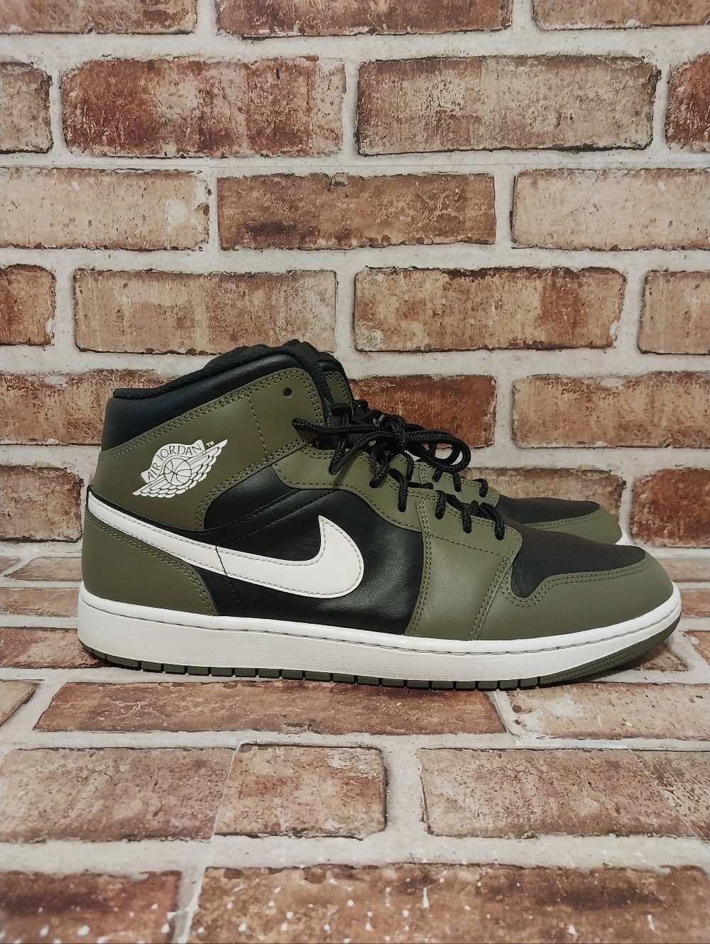 Pre-owned 2024 Jordan 1 Mid - Picture 2 of 11